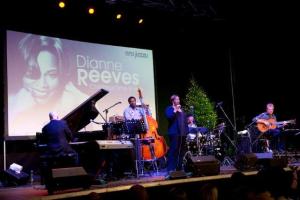 DIANNE REEVES: Christmas Time Is Here
